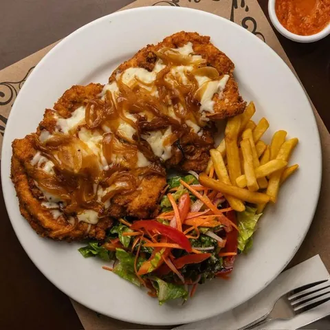 Milanesa fugazzeta con papas fritas y ensalada en La Vaca Gaucha